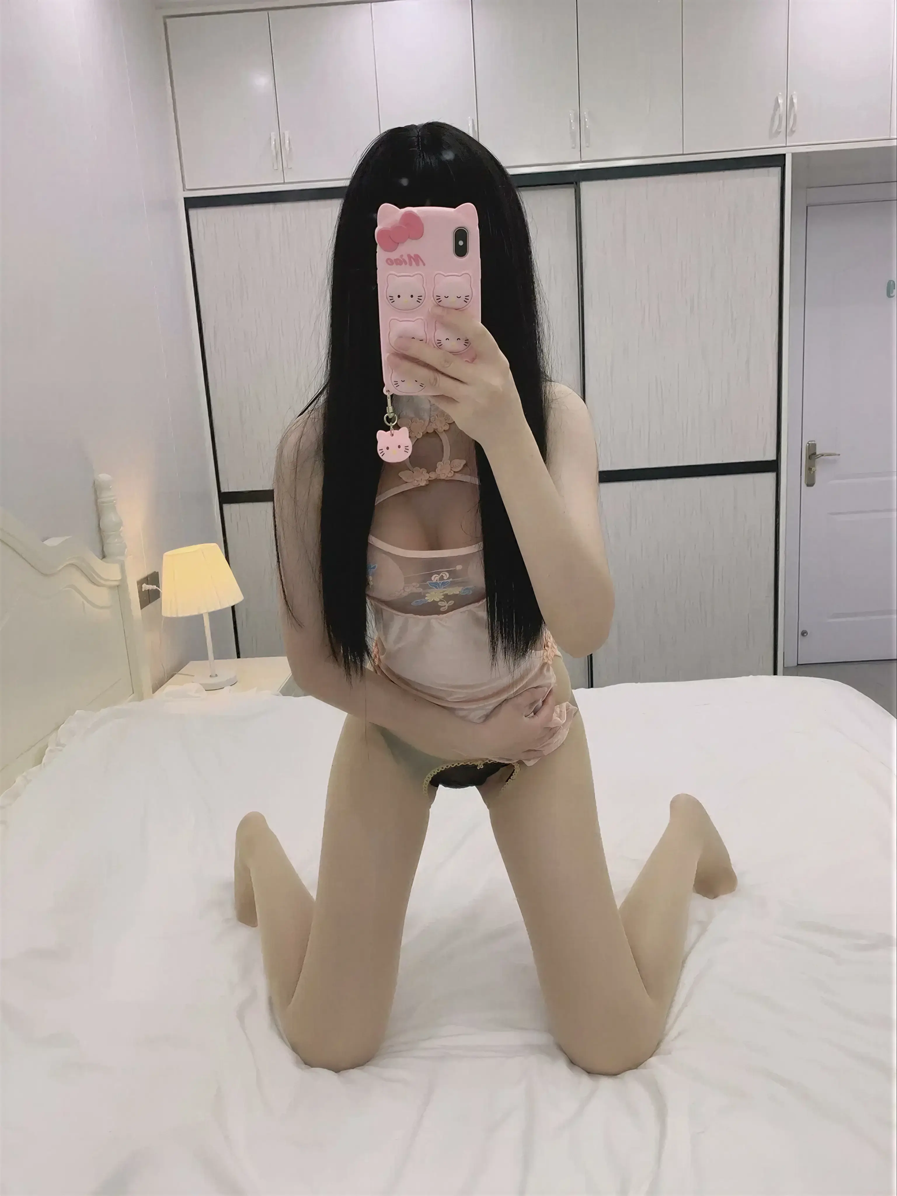 林扣弦 – 短款旗袍 31P